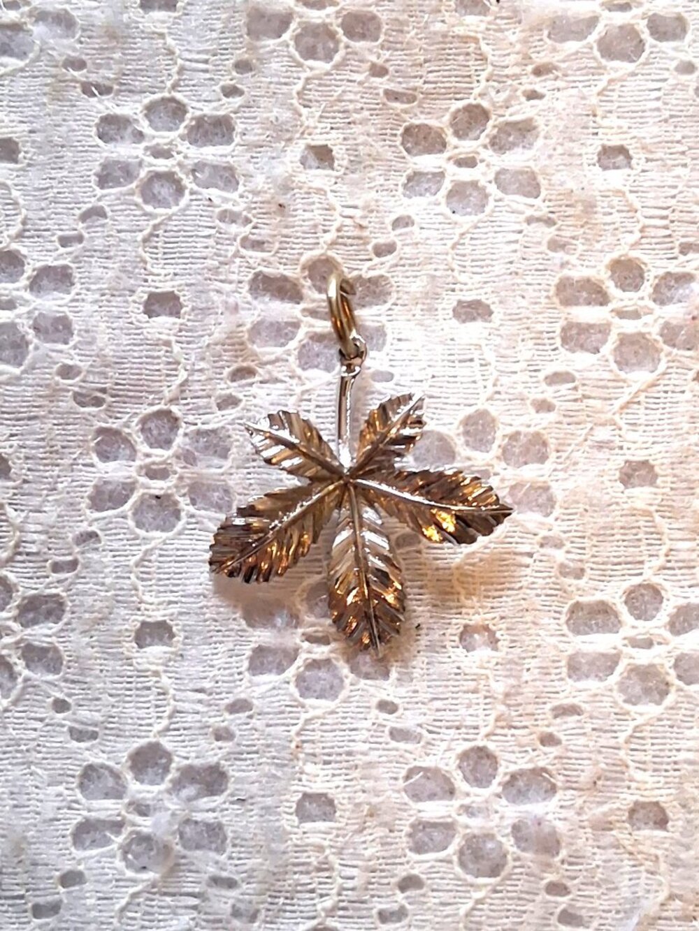 Vintage 80s Eye-catching Large Leaf Silver-Plated Pendant Jewelry